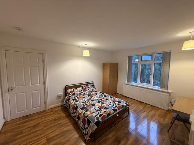 Elegant Room in a Stylish Headingley Home Main Photo