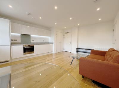 Stunning 1 Bedroom Flat 15 Min Walk to Uxbridge Main Photo