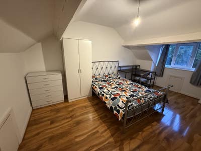 Spacious Attic Room in Professional House Share Main Photo