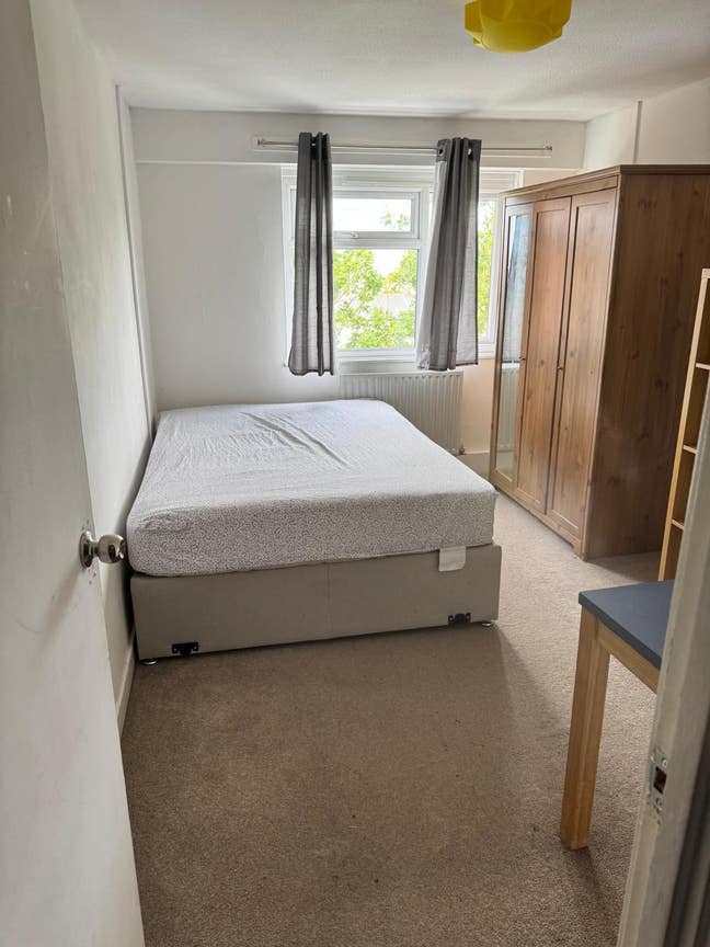 Flat, Room Share in Surbiton  Main Photo