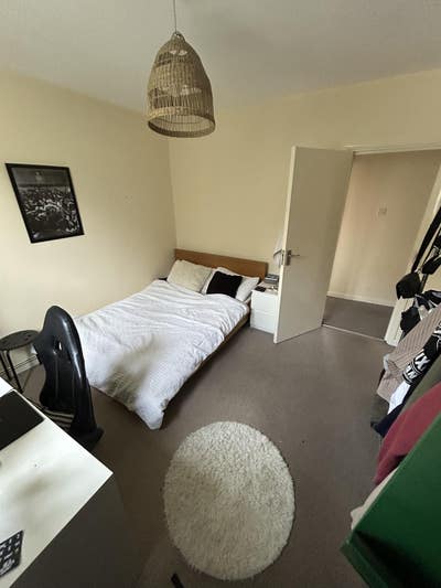 🏙️ Lovely 4-Bedroom Flat for Rent – Aldgate East Main Photo