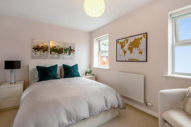 Double Room with En-Suite & Garden Main Photo