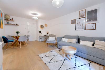 Beautiful 2 bedrooms ground floor flat Main Photo