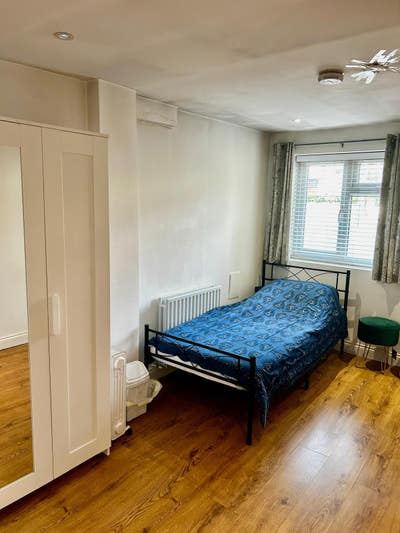 Beautiful House Double bedroom Sutton SM1 Main Photo