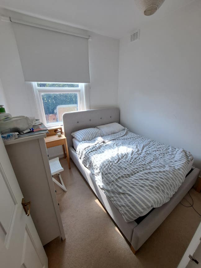 Double Room in 2-Bed Flat - Close to Stations Main Photo