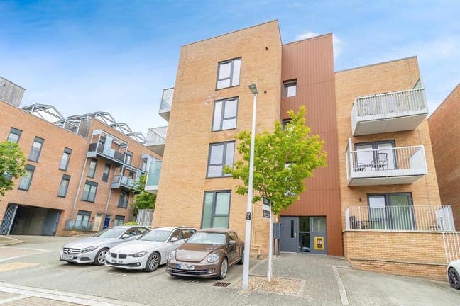 Top floor Penthouse Apartment in Campbell Park Main Photo