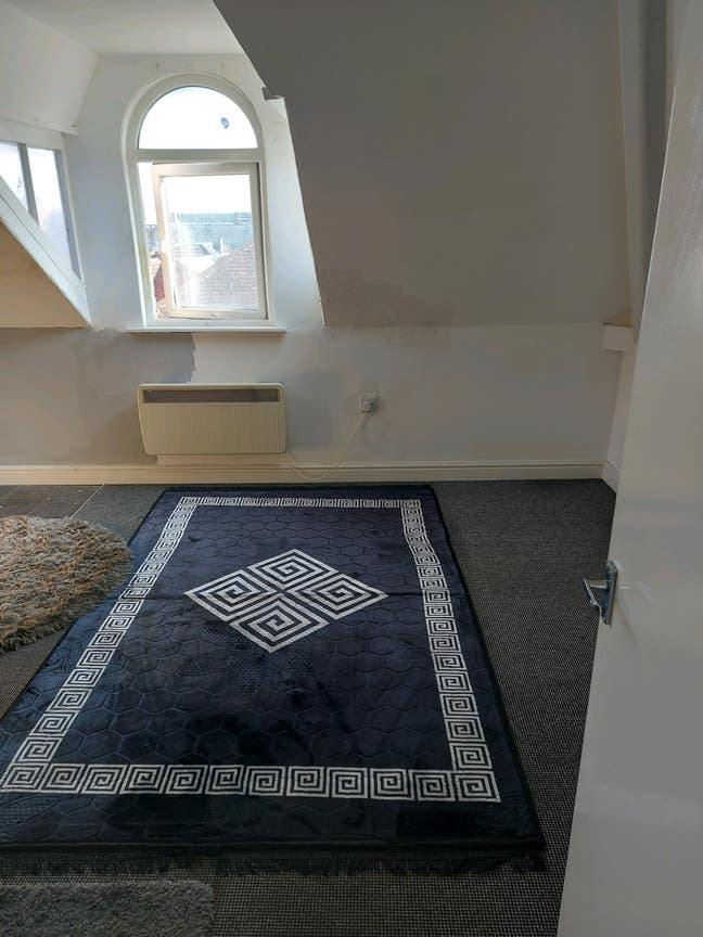 Self contained with kitchen & shower Main Photo