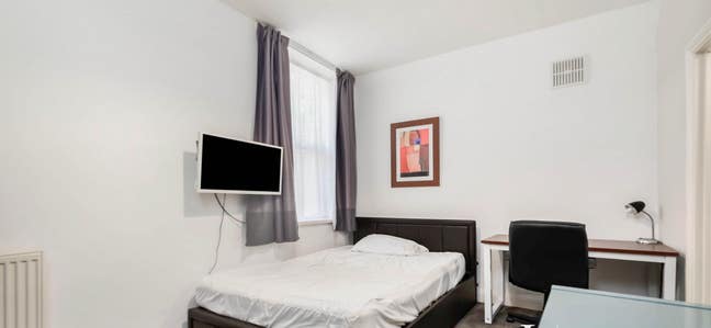 En-Suite room available - Ashburton Road Main Photo