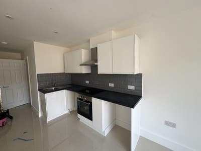11 studio flats available to let in Woolston Main Photo