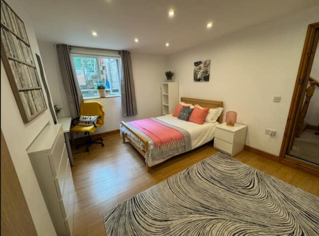 Modern double room available in Grove Lane Main Photo