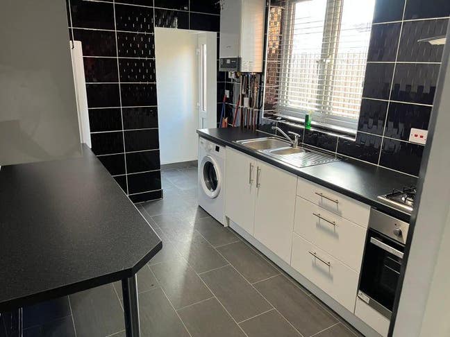 Double & Single Rooms Available Close to Centre  Main Photo