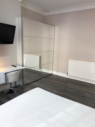 Large Ensuite Room Bills Included Female Household Main Photo