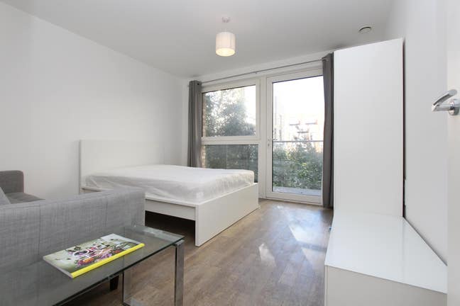 Modern Flat in Surrey Quays – 2 Rooms Available Main Photo