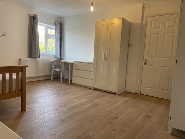 Clean Large Double Bedroom in Kingston Main Photo