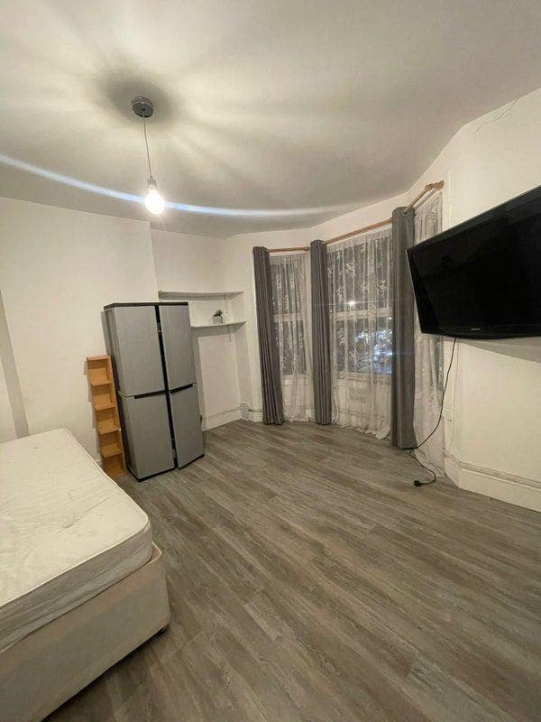 🏡 Large Double Room to Let in - Mitcham Main Photo