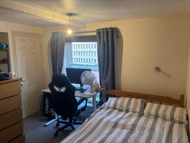 Available ensuite room in a 6-bedroom house!   Main Photo