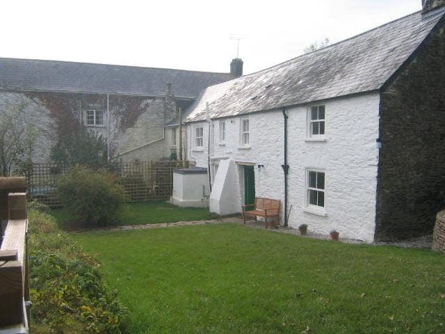 2 rooms available in a 3 bed semi-detached cottage Main Photo