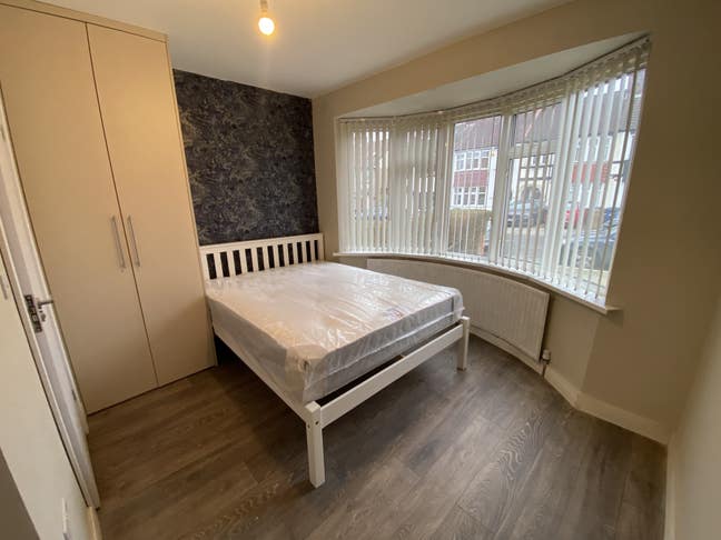Brand NEW En-suite Room Near Northolt Station Main Photo