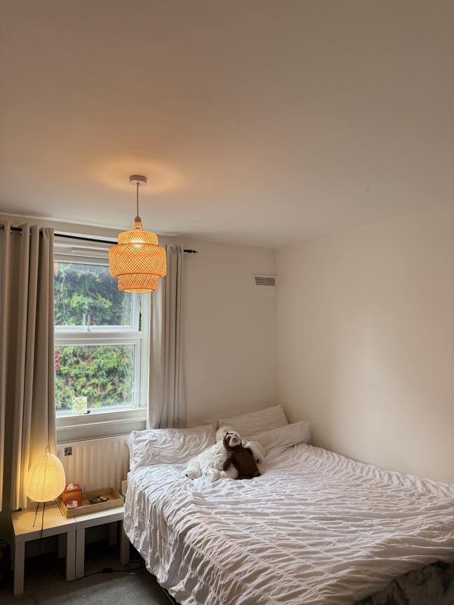 Spacious Double Room Available – Move In ASAP! Main Photo