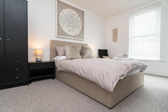 Modern En-Suite Double Room Main Photo