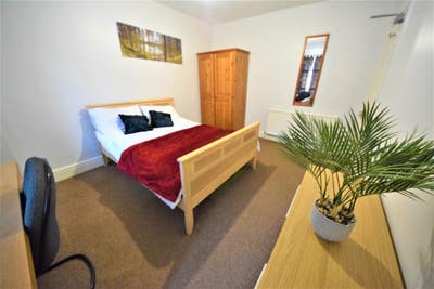 Large Double Room  City Centre Main Photo