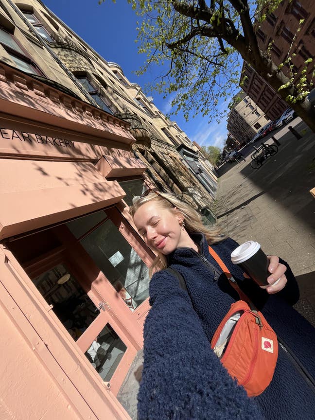 Professional female looking for friendly flat Main Photo