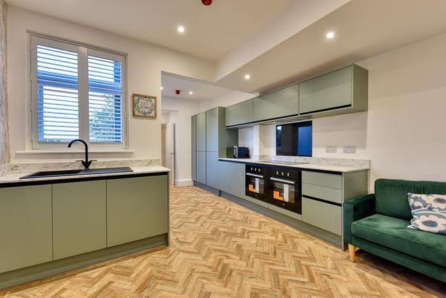 Double en-suite room available  Main Photo