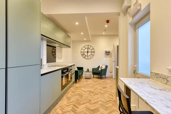 Double & en-suite rooms available  Main Photo