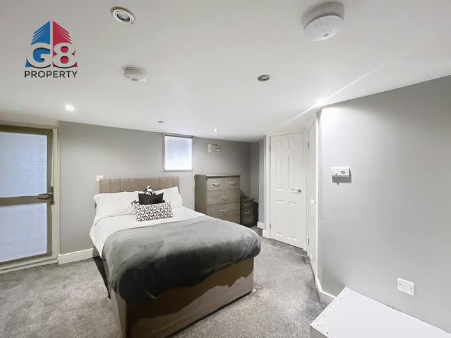 Modern Ensuite Room - Cope Street Main Photo