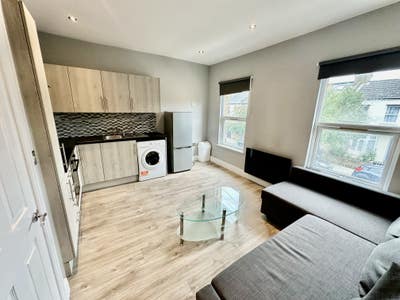 New! 3 Bed Flat, West Ealing, London W13 Main Photo