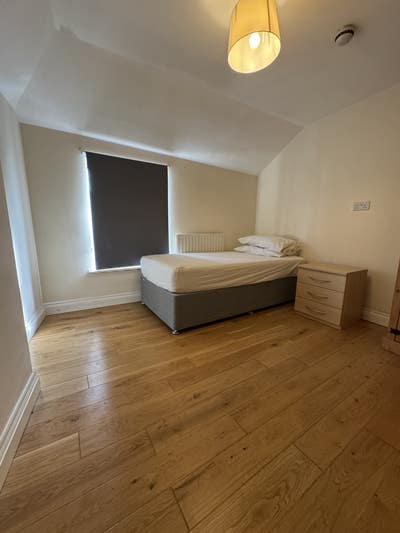 Single -room in shared flat near Farnham Station Main Photo