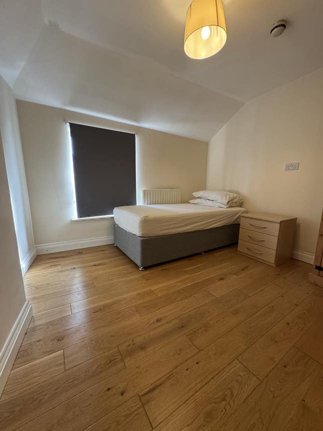 Single -room in shared flat near Farnham Station Main Photo