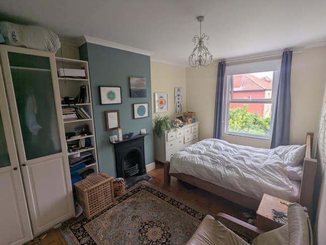 Large double bedroom in friendly household Main Photo