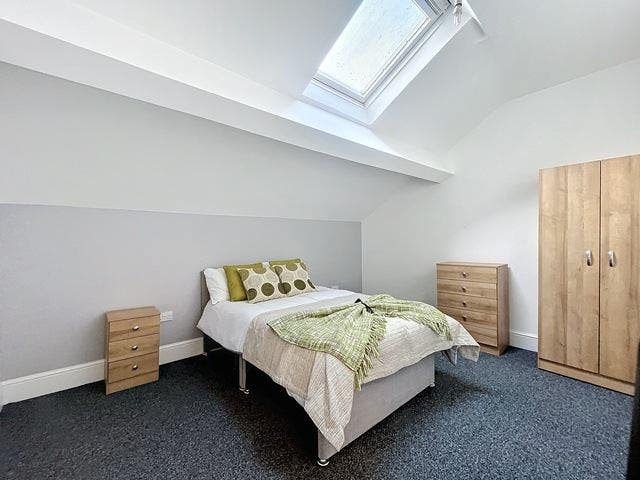 Attic Double Room Available - Sheffield Road Main Photo