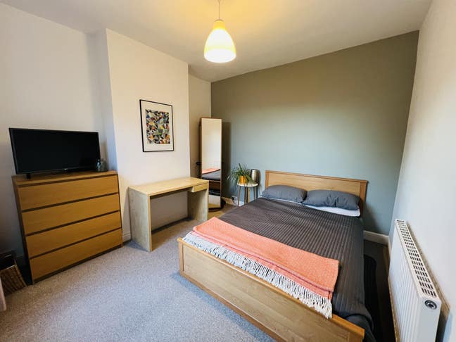 Lovely quiet double bedroom in stylish house Main Photo