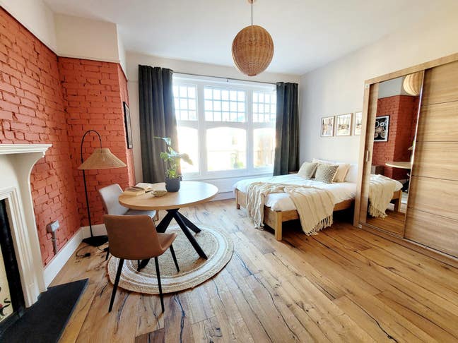 Bright & Cozy Room with study| Single Occ N10 Main Photo