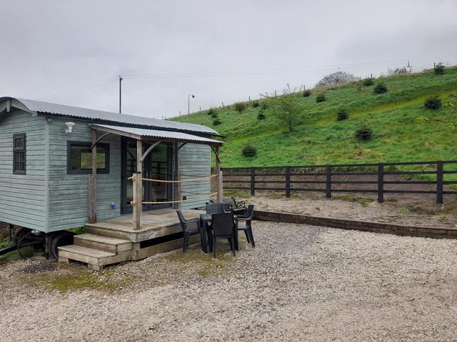 Detached shepherd's hut/ holiday lodge. Double bed Main Photo