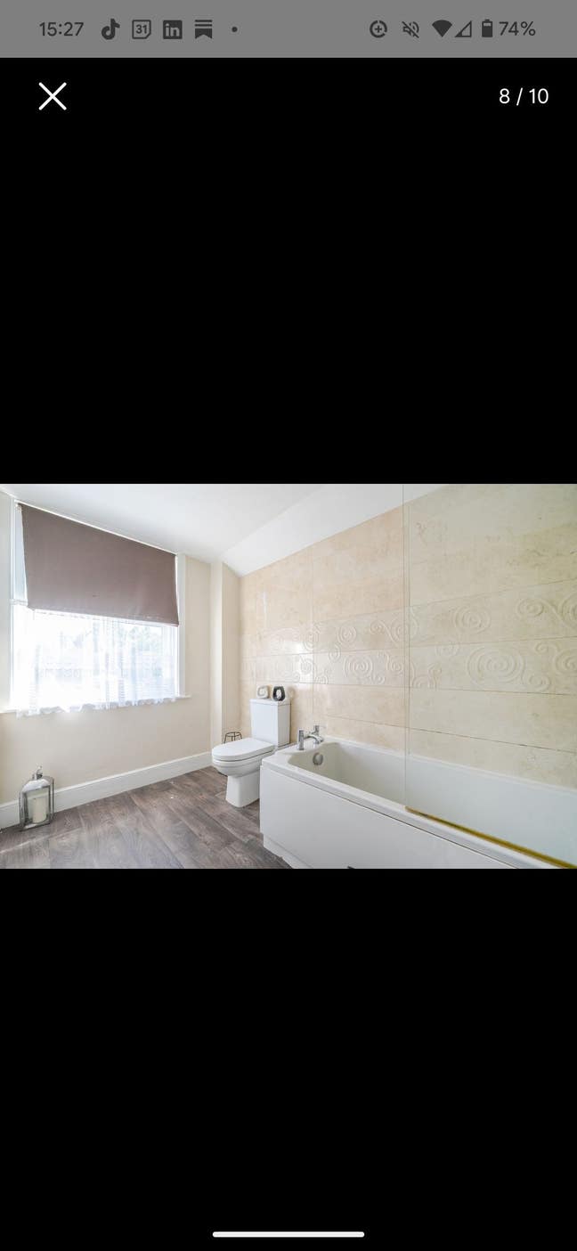 Double room with new carpets and fitted wardrobe Main Photo