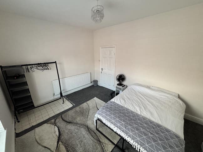 Double room for rent near Moss Side park Main Photo