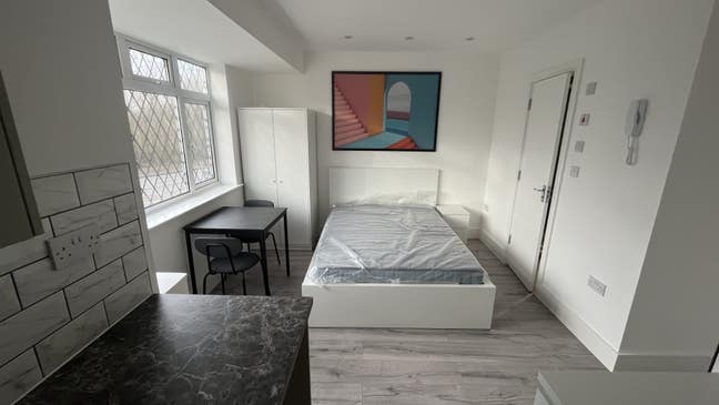 Modern En-Suite Room with Kitchenette in Egham Main Photo