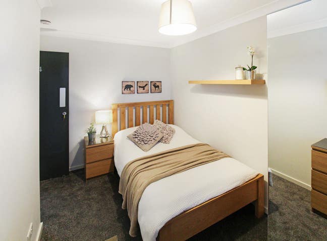 Lovely Double Room - Furnace Green - Crawley Main Photo