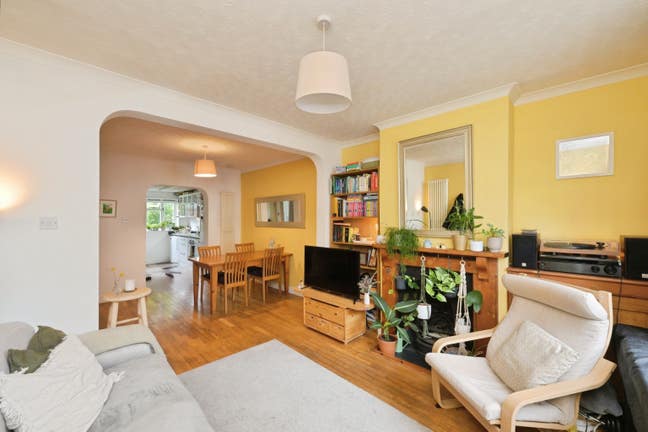 Bills Included 2-Bed Mid-Terraced House Short-Term Main Photo