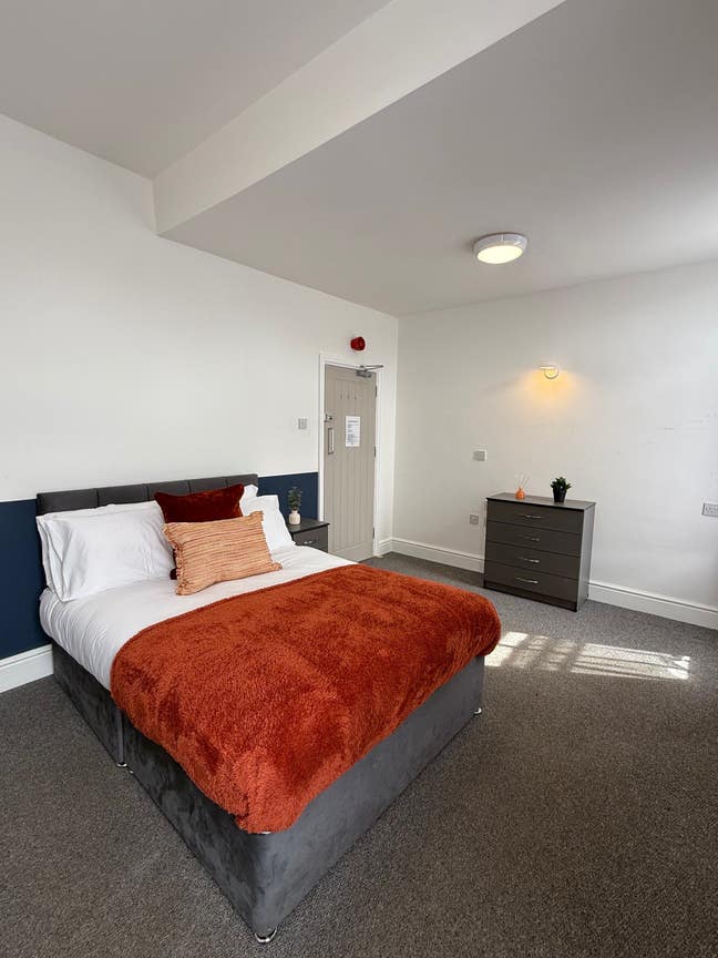 Spacious en-suite room-Wolverhampton Main Photo