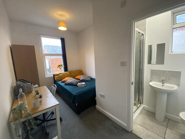  Ensuite  Room  -  CV1 4ET Main Photo