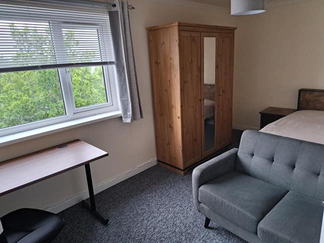 Spacious Room in Quiet Shared House–Ideal Location Main Photo