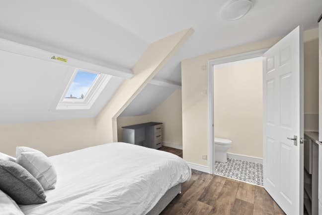 Charming Charlotte Street - En-Suite Room Main Photo