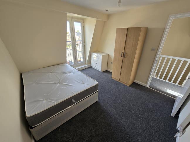 Beautiful Rooms Available Near Tooting Bec Station Main Photo