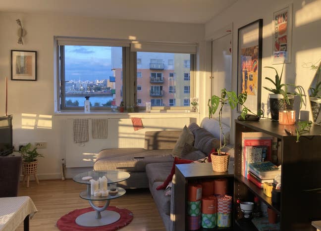Double room in bright, riverside flat  Main Photo