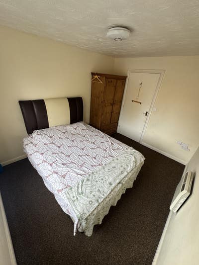 Spacious Double Room Available Main Photo