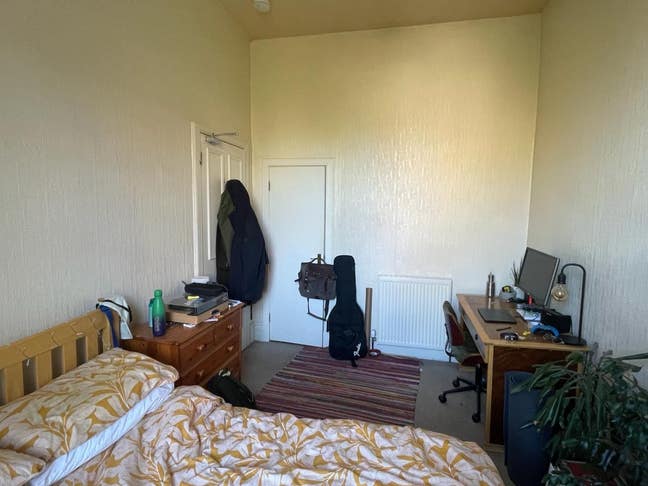 Double room available in 3-bed flat  Main Photo